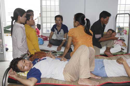 Công nhân điều trị trong bệnh viện Đa khoa Tây Ninh trong vụ ngộ độc ngày 4.12