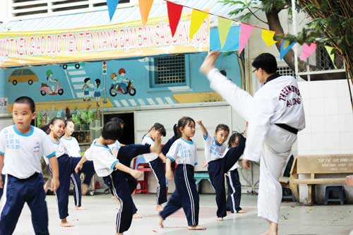 Học sinh Trường Nguyễn Thiện Thuật (TP.HCM) trong giờ học võ 