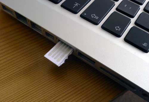 Xé phần giấy chứa USB trên danh thiếp…rồi cắm vào cổng USB trên máy tính 2
