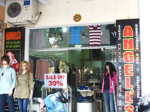Tại Đà Nẵng, nhiều cửa hàng thời trang cũng tham gia chương trình "Tháng bán hàng khuyến mãi" của Sở Công thương