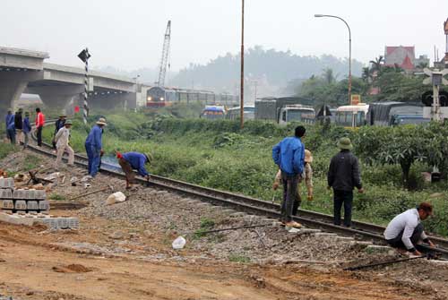 Các công nhân đang khẩn trương khắc phục sửa chữa đường ray để đưa đường sắt bắc – nam lưu thông trở lại