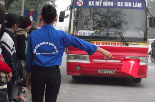 Các thành viên của đội tình nguyện vì xe buýt thân thiện đang tham gia điều phối giao thông