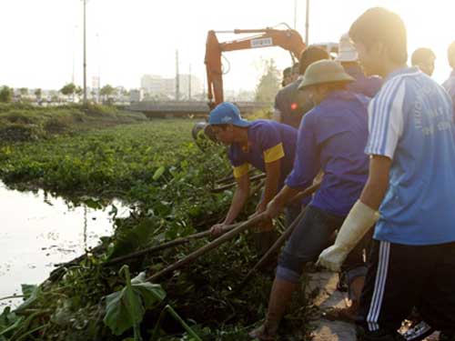 Phong trào thanh niên tình nguyện ngày càng được triển khai sâu rộng trong thế hệ trẻ (trong ảnh, thanh niên Thái Bình khơi thông kênh rạch sau bão)