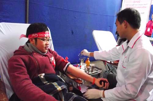 Lần hiến máu thứ 9 của Trung Anh tại Ngày chủ nhật đỏ (tổ chức tại Cung Triển lãm Quy hoạch Quốc gia- Hà Nội ngày 8.1.2012) 