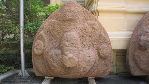 Lần đầu tiên phát hiện Tympan điêu khắc chim thần Garuda trong kiến trúc Champa