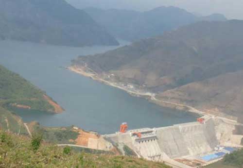 Đập thủy điện Sơn La chắn ngang sông Đà tạo ra hồ nước nhân tạo rộng hơn 43.000 km2