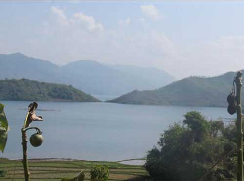 Hồ nước ở lưng chừng núi là điều kiện lý tưởng cho bà con dân tộc đánh bắt, nuôi trồng thủy sản