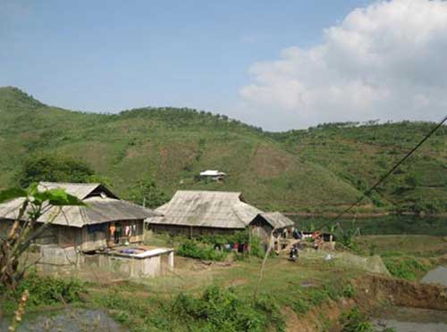 Bản làng của đồng bào Thái ở H.Quỳnh Nhai, Sơn La nằm ngay bên hồ