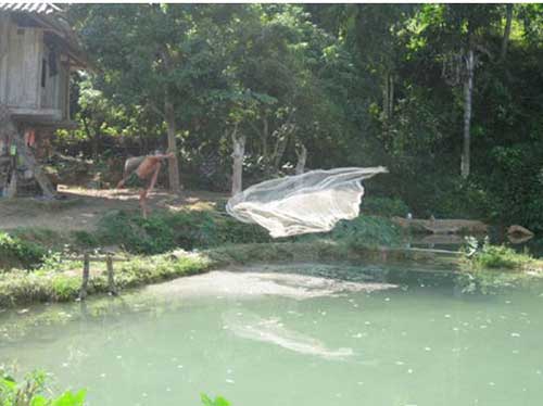 Mỗi ngày, gia đình ông Quảng Văn Giót ở bản Loóng, xã Trường Bằng, H.Quỳnh Nhai đánh cá có thêm thu nhập