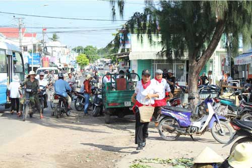 Các thí sinh gấp rút mua nguyên liệu trong thời gian quy định