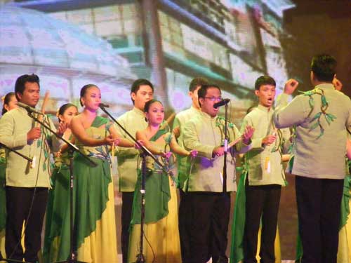 Phần trình diễn của dàn hợp xướng đến từ thành phố Iriga (Philippines) – đơn vị giành giải xuất sắc nhất tại hội thi hợp xướng quốc tế tổ chức tại Huế