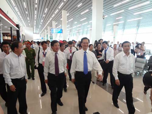 Thủ tướng tham quan toàn bộ khu nhà ga hàng không quốc tế Phú Quốc