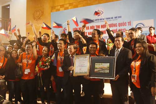 Niềm vui các nghệ sỹ đến từ Philippines khi được trao giải xuất sắc nhất