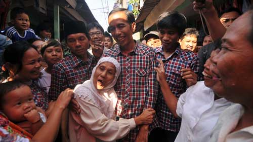 Ông Widodo (thứ hai từ phải sang) tiếp xúc cử tri khi còn tranh cử chức thống đốc Jakarta