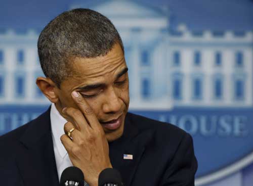 Tổng thống Obama cố kìm nước mắt khi nói về thảm kịch 