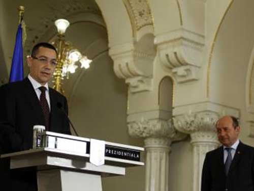 Thủ tướng Victor Ponta (trái) và Tổng thống Traian Basescu