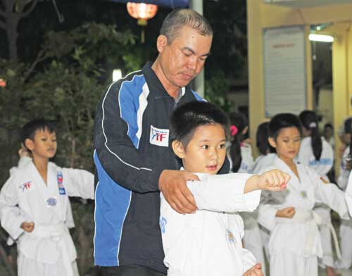Võ sư Nguyễn Thanh Tùng đang chỉ dẫn cho những học viên