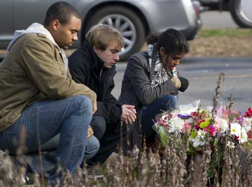 Giới trẻ đặt hoa tưởng niệm nạn nhân bị bắn chết tại trường tiểu học Sandy Hook ngày 15.12