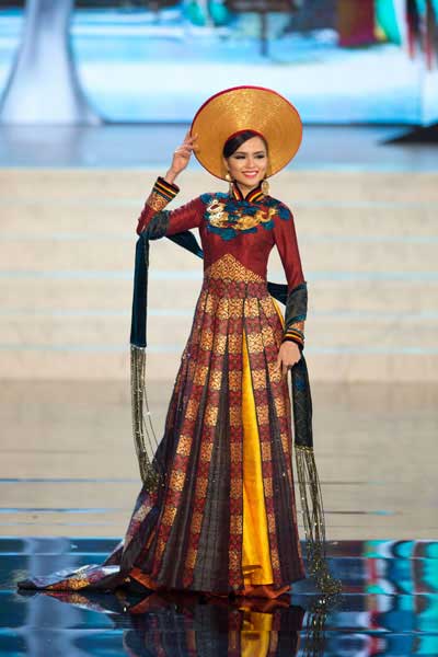 Diễm Hương thể hiện phần thi trang phục dân tộc