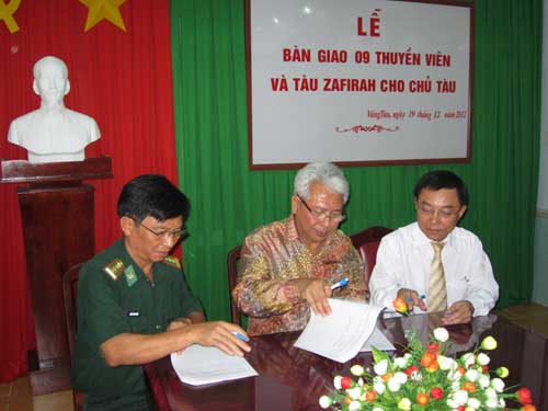 Tổng lãnh sự quán Indonesia (giữa) ký giao nhận thuyền viên bị nạn
