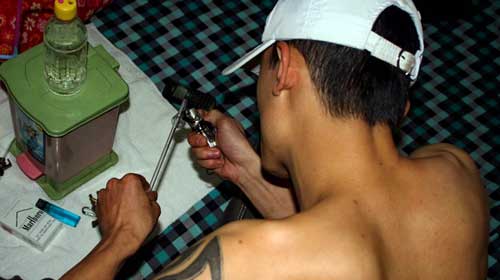 Một thanh niên sử dụng ma túy đá ở Hà Nội