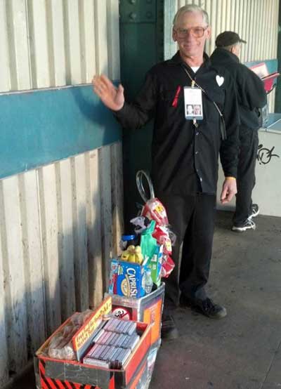 “Ông già sandwich” Eric và giỏ thức ăn, nước uống hằng ngày phát cho người vô gia cư