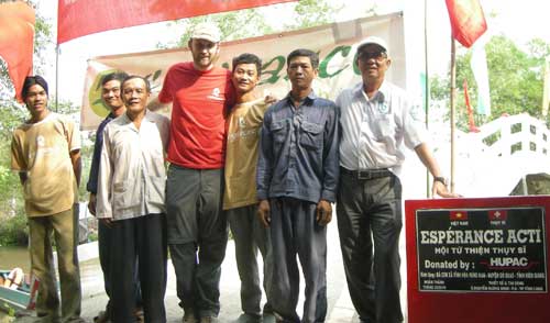 Evan Schick và người dân trong buổi khánh thành cầu ở Gò Quao, tỉnh Kiên Giang
