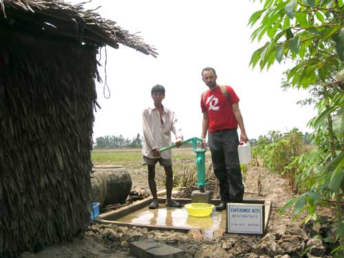 Evan Schick đã làm hơn 350 giếng nước khoan như thế này cho người dân các tỉnh đồng bằng sông Cửu Long