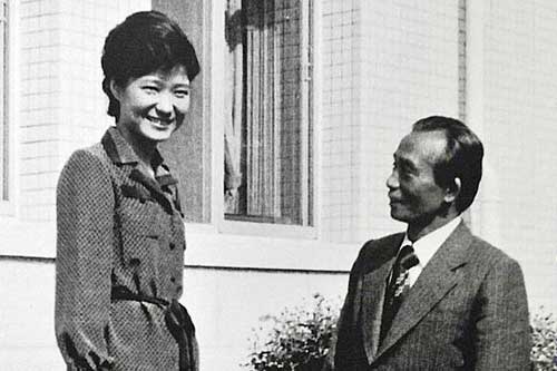 Bà Park Geun-hye và Tổng thống Park Chung-hee năm 1977