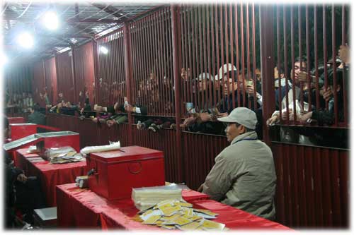 Ngồi trong “chuồng cọp” bán ấn đền Trần để đối phó với đám đông bị kích động 