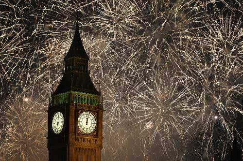 Màn pháo hoa đón chào năm 2012 rực sáng trước tháp đồng hồ Big Ben tại London (Anh Quốc)