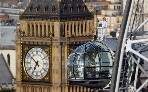 Ngày 22.7, vận động viên Amelia Hempleman-Adams mang ngọn đuốc Olympic tới vòng quay London Eye ở London (Anh). Đây là sự kiện rước đuốc chuẩn bị mở màn cho Olympic London mùa hè 2012