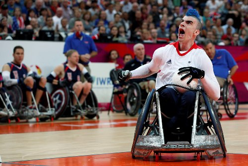 Ngày 5.9, vận động viên David Anthony ăn mừng sau khi ghi điểm trong trận đấu bóng bầu dục cho người ngồi xe lăn tại Paralympic London 2012 tại London (Anh)