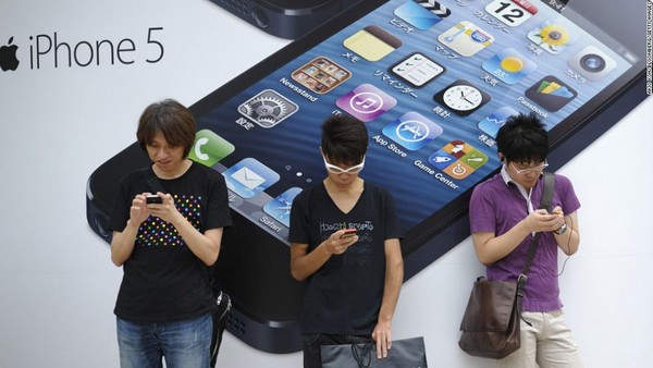 Ngày 21.9, mọi người đứng bên ngoài một cửa hàng ở Tokyo trước khi ra mắt iPhone 5. Dựa trên các đơn đặt hàng, iPhone 5 đã trở thành thiết bị của Apple có ngày đầu ra mắt bán chạy nhất