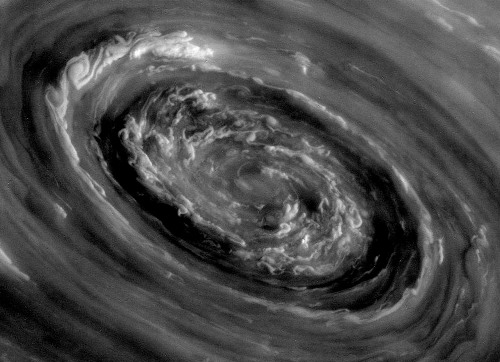 Ngày 27.11, tàu vũ trụ Cassini của NASA chụp ảnh cực Bắc của sao Thổ và phát hiện ra những đám mây bão cùng lốc xoáy tại trung tâm vùng lục giác đen nổi tiếng của hành tinh này
