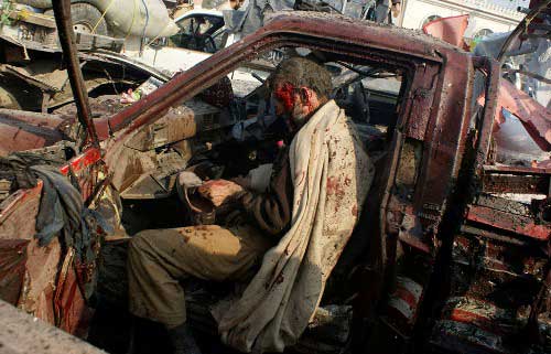 Ngày 10.1, một người đàn ông bị thương sau vụ nổ bom ở Khyber, gần Peshawar (Pakistan). Sau khi Mỹ tuyên bố rút quân khỏi Pakistan, tình hình an ninh ở nước này vẫn chưa có nhiều tiến triển khi lực lượng phiến quân Taliban bắt đầu tấn công trở lại