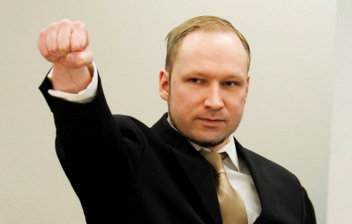 Ngày 16.4, sát thủ người Na Uy Anders Behring Breivik giơ nắm đấm khi đến toà án xét xử anh ta vì tội giết người và khủng bố tại Oslo (Na Uy) hồi năm 2011. Ngày 24.8, tòa tuyên án 21 năm tù giam có thể gia hạn đối với Anders Behring Breivik vì tội khủng bố và sát hại 77 người 