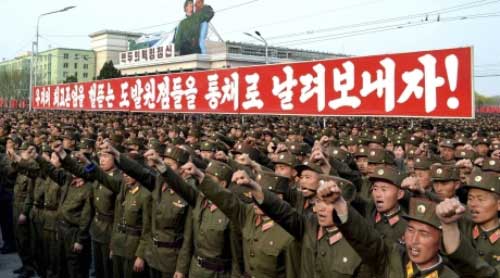 Ngày 24.4, đại lễ kỷ niệm 80 năm thành lập quân đội Triều Tiên ở thủ đô Bình Nhưỡng. Từ 4.2012 – 12.2012, tình hình Triều Tiên liên tục “nóng” với những vụ phóng tên lửa mang vệ tinh bị nhiều nước chỉ trích là vi phạm nghiêm trọng lệnh cấm của Liên Hợp Quốc