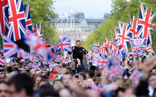 Ngày 5.6, người dân tập trung chờ xem Nữ hoàng Elizabeth II ra ban công cung điện Buckingham Palace ở London (Anh), nhân dịp kỷ niệm 60 năm bà lên ngôi