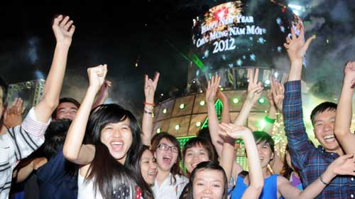 Các bạn trẻ vui mừng đón năm mới tại đường Nguyễn Huệ, Q.1, TP.HCM