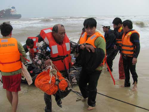 Một trong 5 thuyền viên Myanmar sau khi lên bờ 