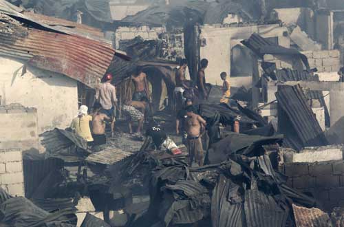 Hiện trường vụ cháy khu nhà ổ chuột ở Manila ngày 25.12 