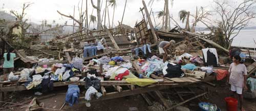 Người dân Philippines liên tục hứng bão