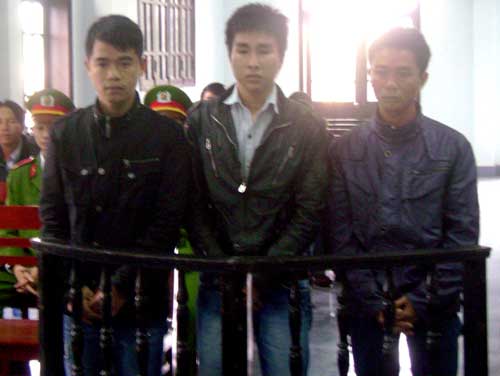 Các bị cáo Tỵ, Phương và Thạnh (từ trái sang) tại phiên tòa