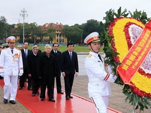 Lãnh đạo Đảng, Nhà nước, Quốc hội, Chính phủ và Mặt trận Tổ quốc Việt Nam đến đặt vòng hoa và vào Lăng viếng Chủ tịch Hồ Chí Minh