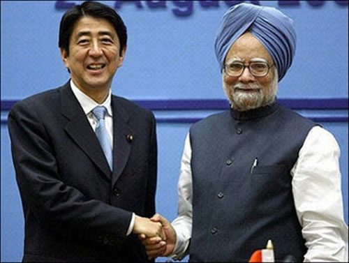 Ông Abe trong một cuộc gặp Thủ tướng Ấn Độ Manmohan Singh trong lần đầu nhậm chức thủ tướng Nhật 