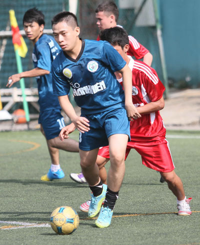 Trận chung kết nam đội Đom đóm (áo xanh) với đội Vì cộng đồng (áo đỏ)