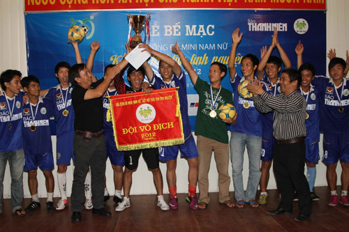 Anh Nguyễn Quang Thông (Tổng Biên tập Báo Thanh Niên) trao giải vô địch nam cho đội Vì cộng đồng
