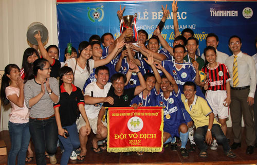 Anh Nguyễn Quang Thông (Tổng Biên tập Báo Thanh Niên) trao giải vô địch nam cho đội Vì cộng đồng 2