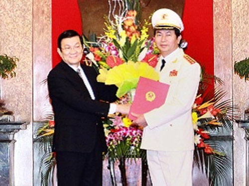 Chủ tịch nước Trương Tấn Sang trao Quyết định thăng quân hàm từ Thượng tướng lên Đại tướng cho đồng chí Trần Đại Quang, Ủy viên Bộ Chính trị, Bộ trưởng Bộ Công an